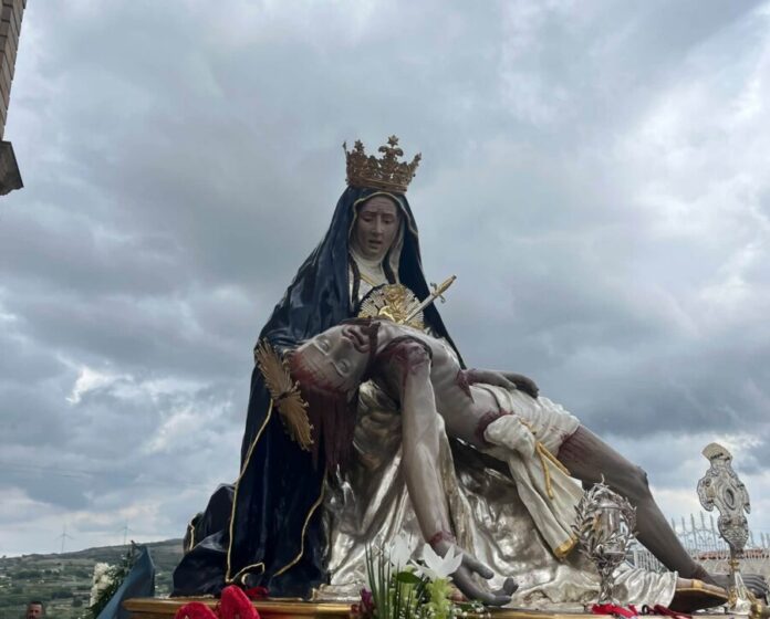 Il simulacro dell'Addolorata in processione 2026
