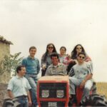 Salvatore Barresi alla guida di un trattore, con alcuni amici