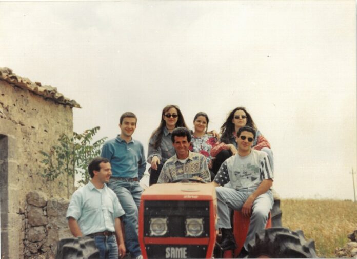 Salvatore Barresi alla guida di un trattore, con alcuni amici