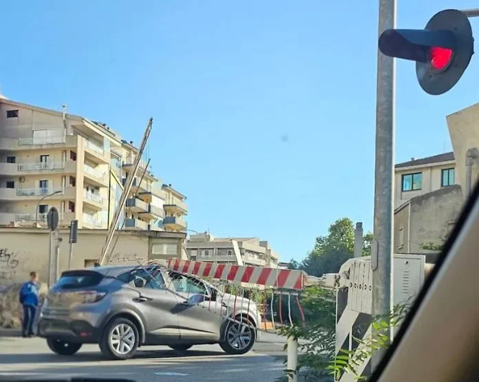 incidente_in_via_Paestum-1790090459607.jpg--ragusa__ancora_un_incidente_al_passaggio_a_livello_di_via_paestum