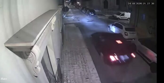 L'auto in transito davanti all'abitazione di Campailla