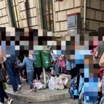 Rifiuti davanti alla scuola di Largo Guglielmino