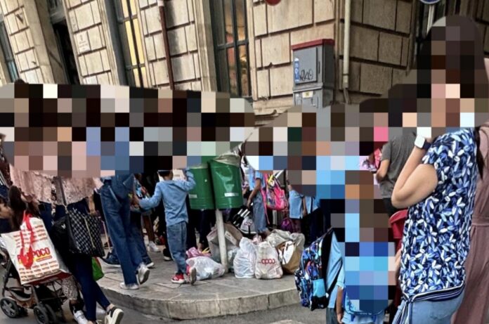 Rifiuti davanti alla scuola di Largo Guglielmino