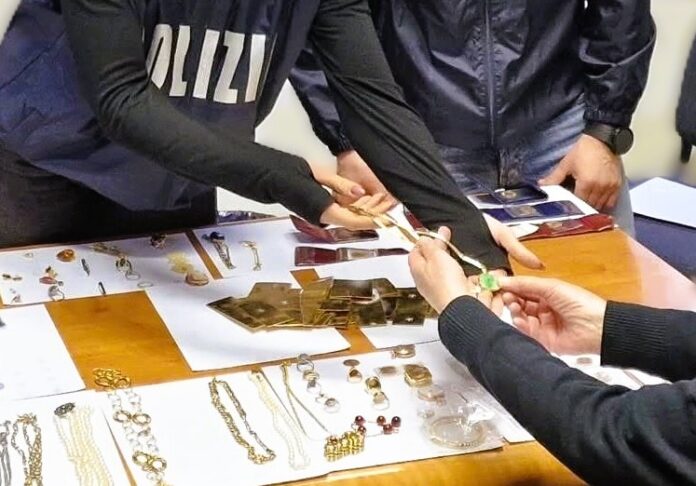 Truffa finto Carabiniere, monili