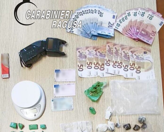 CHIARAMONTE GULFI I CARABINIERI SCOVANO BANCONOTE FALSE E 60 INVOLUCRI DI HASHISH