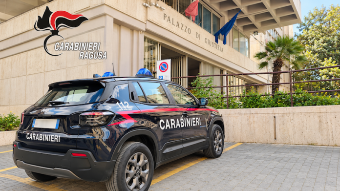 Carabinieri davanti al Palazzo di Giustizia di Ragusa