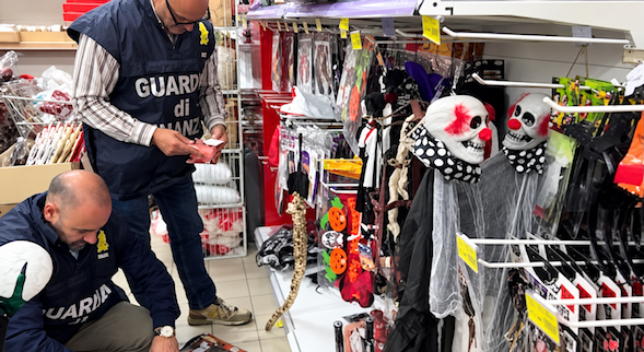 Controlli tra decorazioni di Halloween