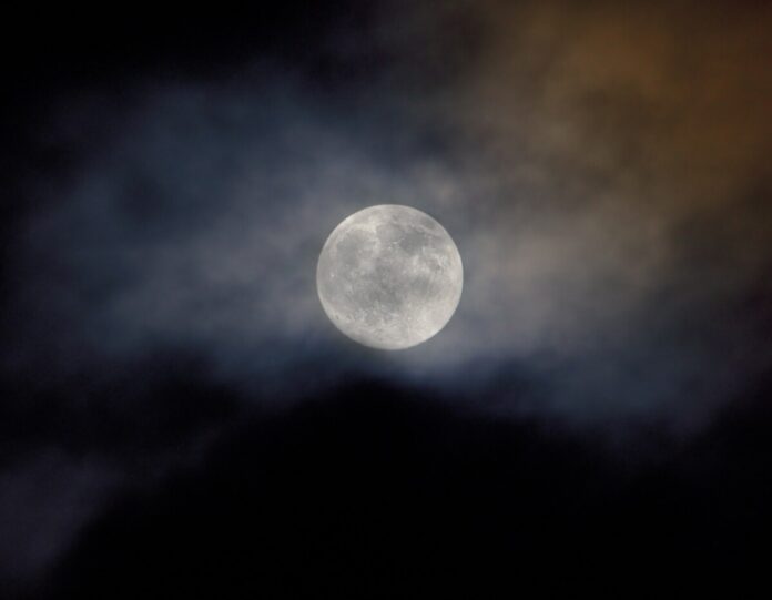 Luna piena con nuvole-firma