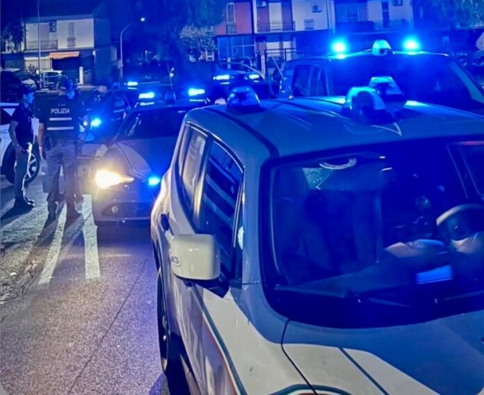 OPERAZIONE ANTIDROGA DELLA POLIZIA DI STATO A SAN GIOVANNI GALERMO I POLIZIOTTI ARRESTANO DUE PUSHER IN UN EDIFICIO TRASFORMATO IN PIAZZA DI SPACCIO (1)