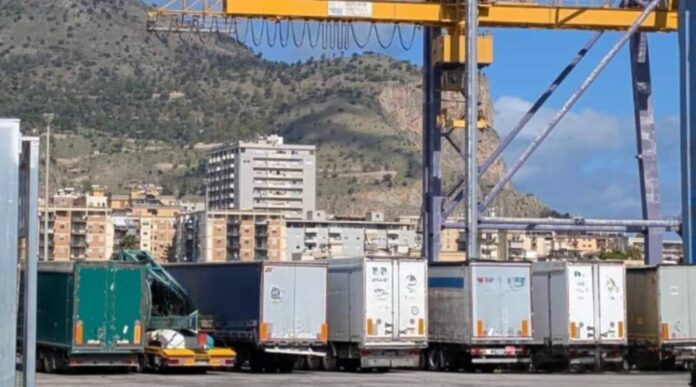 Tir fermi al porto