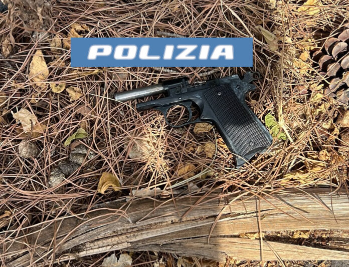 La pistola ritrovata dalla Polizia, Catania